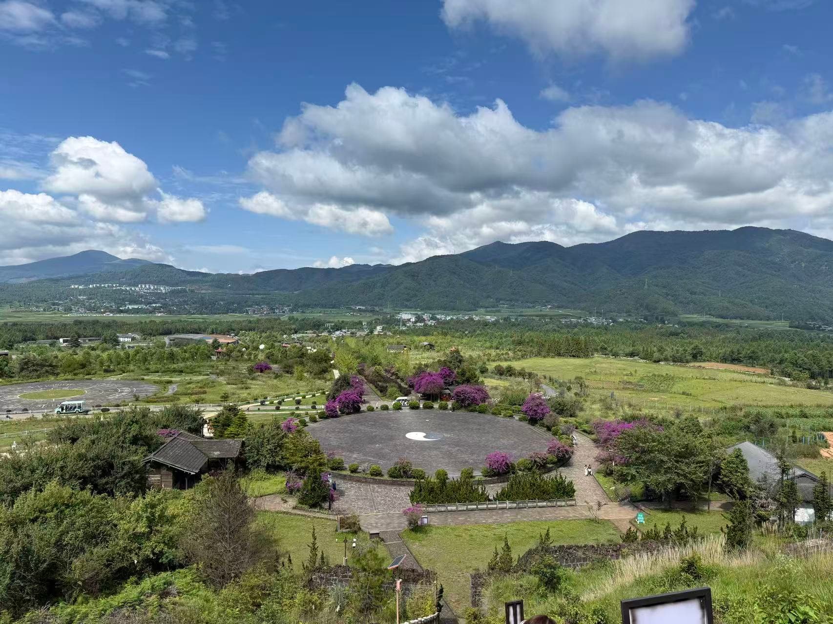 雾中山峦与微光