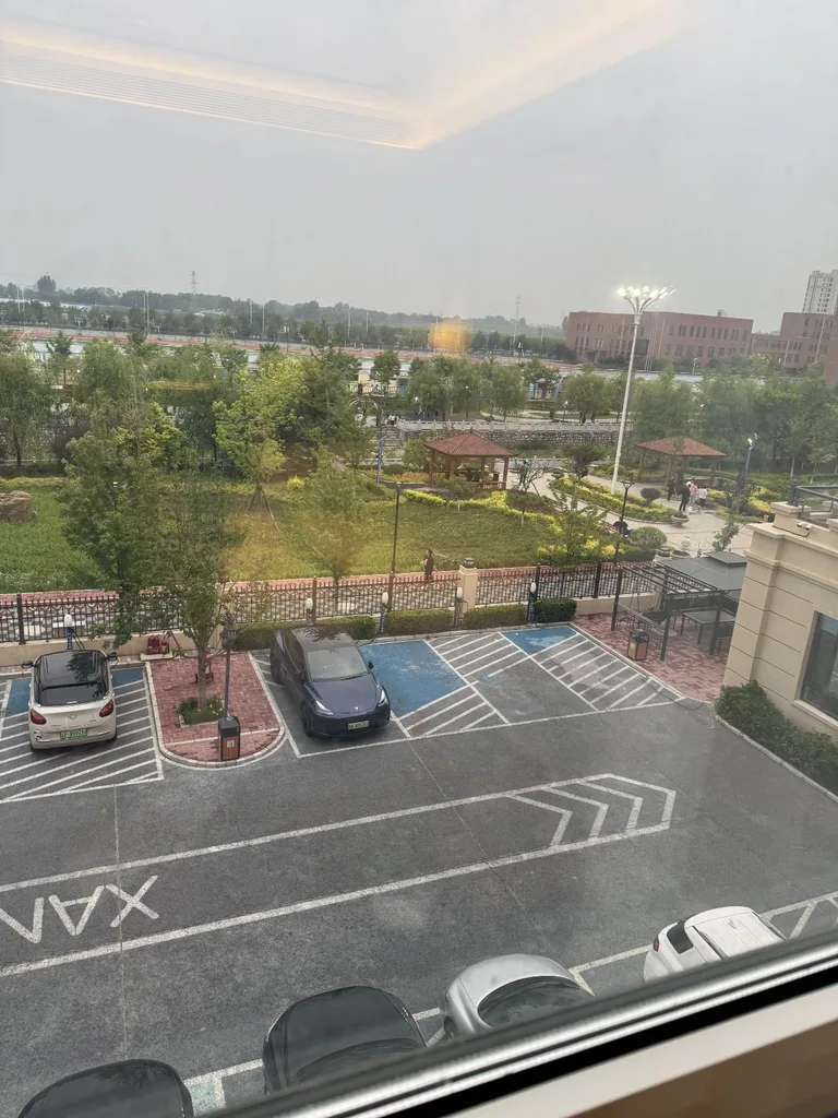 葫芦岛绥中县希岸酒店停车场
